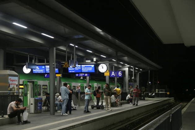 24.06.2026 Dortmund, Ruhrgebiet, NRW, Bundesweit steht der Bahnverkehr. So auch hier im Dortmunder Hauptbahnhof. Der Zugfunk hat eine massive Störung. Alle Züge und S-Bahnen mußten in den nächstgelegenen Bahnhof einfahren und dort warten. Die Passagiere wurden gebeten für die Weiterfahrt Taxis zu nehmen. *** June 24, 2026, Dortmund, Ruhr region, North Rhine-Westphalia, Rail service is at a standstill nationwide. The same is true here at Dortmund Central Station. The train radio system is experiencing a major malfunction. All trains and S-Bahn trains had to pull into the nearest station and wait there. Passengers were asked to take taxis to continue their journeys.,detected_source_language