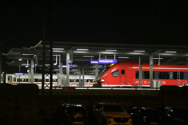 24.06.2026 Dortmund, Ruhrgebiet, NRW, Bundesweit steht der Bahnverkehr. So auch hier im Dortmunder Hauptbahnhof. Der Zugfunk hat eine massive Störung. Alle Züge und S-Bahnen mußten in den nächstgelegenen Bahnhof einfahren und dort warten. Die Passagiere wurden gebeten für die Weiterfahrt Taxis zu nehmen. *** June 24, 2026, Dortmund, Ruhr region, North Rhine-Westphalia, Rail service is at a standstill nationwide. The same is true here at Dortmund Central Station. The train radio system is experiencing a major malfunction. All trains and S-Bahn trains had to pull into the nearest station and wait there. Passengers were asked to take taxis to continue their journeys.,detected_source_language