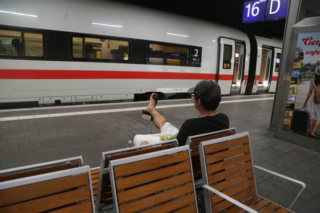 24.06.2026 Dortmund, Ruhrgebiet, NRW, Bundesweit steht der Bahnverkehr. So auch hier im Dortmunder Hauptbahnhof. Der Zugfunk hat eine massive Störung. Alle Züge und S-Bahnen mußten in den nächstgelegenen Bahnhof einfahren und dort warten. Die Passagiere wurden gebeten für die Weiterfahrt Taxis zu nehmen. Der 22jährige Vasco muss abwarten bis sein Zug nach Köln wieder fährt. *** June 24, 2026, Dortmund, Ruhr region, North Rhine-Westphalia, Rail service is at a standstill nationwide. The same is true here at Dortmund Central Station. The train radio system is experiencing a major malfunction. All trains and S-Bahn trains had to pull into the nearest station and wait there. Passengers were asked to take taxis to continue their journeys