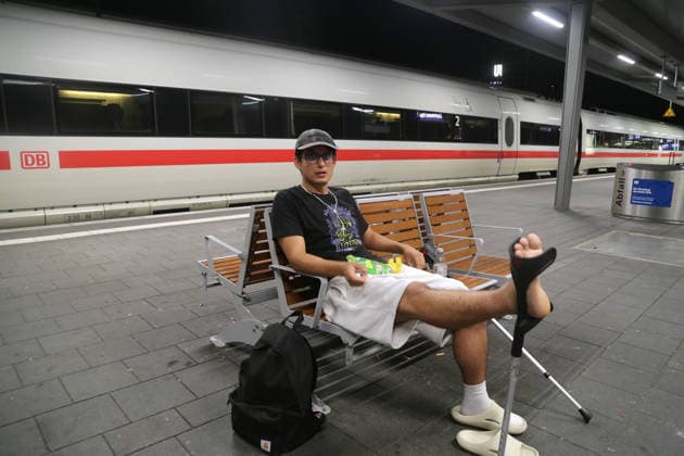 24.06.2026 Dortmund, Ruhrgebiet, NRW, Bundesweit steht der Bahnverkehr. So auch hier im Dortmunder Hauptbahnhof. Der Zugfunk hat eine massive Störung. Alle Züge und S-Bahnen mußten in den nächstgelegenen Bahnhof einfahren und dort warten. Die Passagiere wurden gebeten für die Weiterfahrt Taxis zu nehmen. Der 22jährige Vasco muss abwarten bis sein Zug nach Köln wieder fährt. *** June 24, 2026, Dortmund, Ruhr region, North Rhine-Westphalia, Rail service is at a standstill nationwide. The same is true here at Dortmund Central Station. The train radio system is experiencing a major malfunction. All trains and S-Bahn trains had to pull into the nearest station and wait there. Passengers were asked to take taxis to continue their journeys