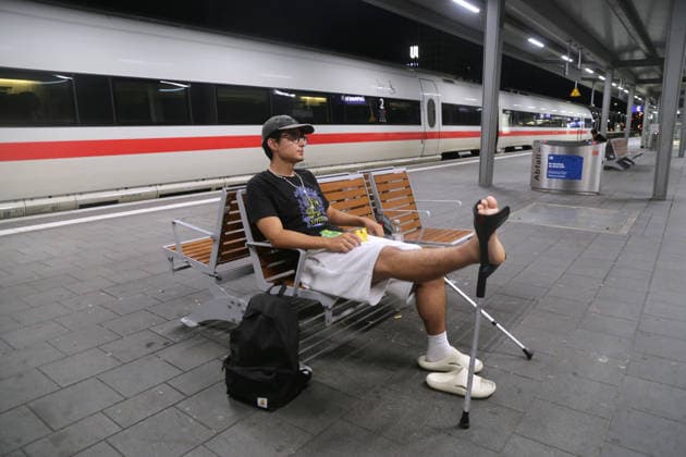 24.06.2026 Dortmund, Ruhrgebiet, NRW, Bundesweit steht der Bahnverkehr. So auch hier im Dortmunder Hauptbahnhof. Der Zugfunk hat eine massive Störung. Alle Züge und S-Bahnen mußten in den nächstgelegenen Bahnhof einfahren und dort warten. Die Passagiere wurden gebeten für die Weiterfahrt Taxis zu nehmen. Der 22jährige Vasco muss abwarten bis sein Zug nach Köln wieder fährt. *** June 24, 2026, Dortmund, Ruhr region, North Rhine-Westphalia, Rail service is at a standstill nationwide. The same is true here at Dortmund Central Station. The train radio system is experiencing a major malfunction. All trains and S-Bahn trains had to pull into the nearest station and wait there. Passengers were asked to take taxis to continue their journeys