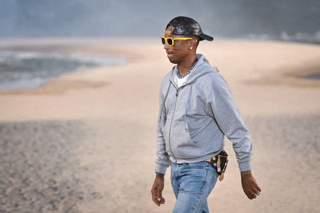 PFW - Louis Vuitton Runway in Paris FA US designer Pharrell Williams cheers the attendees at the end of the Spring Summer 2027 runway for his collection for Louis Vuitton during the Paris Fashion Week, on June 23, 2026. Photo by Firas Abdullah ABACAPRESS.COM Paris Ile-de-France France  Copyright: xAbdullahxFiras ABACAx