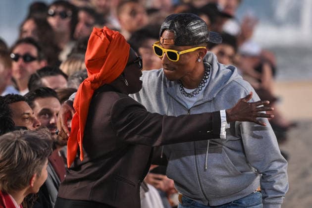 PFW - Louis Vuitton Runway in Paris FA US designer Pharrell Williams cheers the attendees at the end of the Spring Summer 2027 runway for his collection for Louis Vuitton during the Paris Fashion Week, on June 23, 2026. Photo by Firas Abdullah ABACAPRESS.COM Paris Ile-de-France France  Copyright: xAbdullahxFiras ABACAx