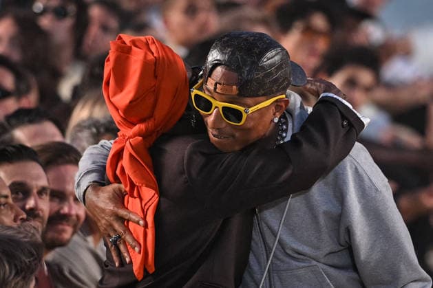 PFW - Louis Vuitton Runway in Paris FA US designer Pharrell Williams cheers the attendees at the end of the Spring Summer 2027 runway for his collection for Louis Vuitton during the Paris Fashion Week, on June 23, 2026. Photo by Firas Abdullah ABACAPRESS.COM Paris Ile-de-France France  Copyright: xAbdullahxFiras ABACAx