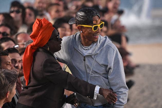 PFW - Louis Vuitton Runway in Paris FA US designer Pharrell Williams cheers the attendees at the end of the Spring Summer 2027 runway for his collection for Louis Vuitton during the Paris Fashion Week, on June 23, 2026. Photo by Firas Abdullah ABACAPRESS.COM Paris Ile-de-France France  Copyright: xAbdullahxFiras ABACAx