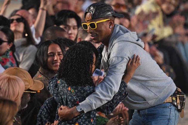 PFW - Louis Vuitton Runway in Paris FA US designer Pharrell Williams cheers the attendees at the end of the Spring Summer 2027 runway for his collection for Louis Vuitton during the Paris Fashion Week, on June 23, 2026. Photo by Firas Abdullah ABACAPRESS.COM Paris Ile-de-France France  Copyright: xAbdullahxFiras ABACAx