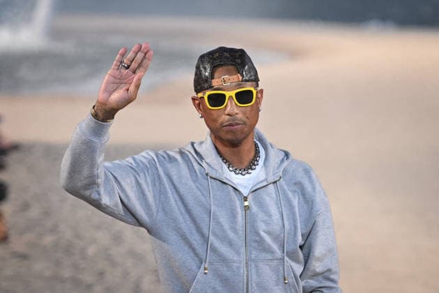 PFW - Louis Vuitton Runway in Paris FA US designer Pharrell Williams cheers the attendees at the end of the Spring Summer 2027 runway for his collection for Louis Vuitton during the Paris Fashion Week, on June 23, 2026. Photo by Firas Abdullah ABACAPRESS.COM Paris Ile-de-France France  Copyright: xAbdullahxFiras ABACAx