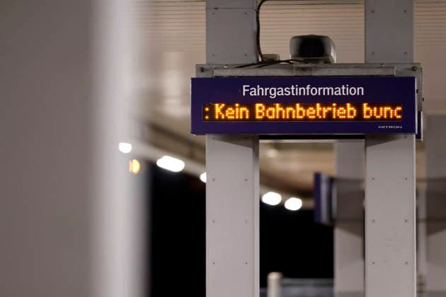 Eine Anzeigetafel weist auf Zugausfälle hin. Wegen massiver Probleme mit dem digitalen Funk hat die Deutsche Bahn den Zugverkehr bundesweit eingestellt. Vorläufig würden alle Züge an Bahnhöfen zurückgehalten. (Themenbild, Symbolbild) Köln, 24.06.2026 NRW Deutschland *** A display board indicates train cancellations. Due to major problems with the digital radio system, Deutsche Bahn has suspended train service nationwide. For the time being, all trains are being held at stations. Featured image, stock photo Copyright: xChristophxHardtx