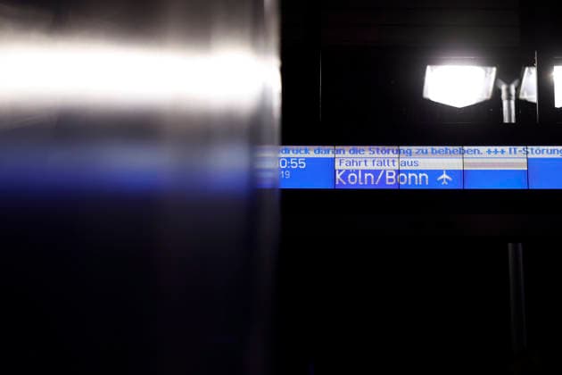 Eine Anzeigetafel weist auf Zugausfälle hin. Wegen massiver Probleme mit dem digitalen Funk hat die Deutsche Bahn den Zugverkehr bundesweit eingestellt. Vorläufig würden alle Züge an Bahnhöfen zurückgehalten. (Themenbild, Symbolbild) Köln, 24.06.2026 NRW Deutschland *** A display board indicates train cancellations. Due to major problems with the digital radio system, Deutsche Bahn has suspended train service nationwide. For the time being, all trains are being held at stations. Featured image, stock photo Copyright: xChristophxHardtx