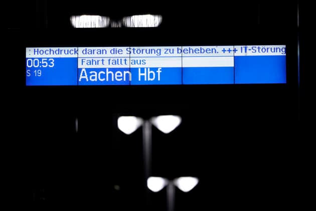 Eine Anzeigetafel weist auf Zugausfälle hin. Wegen massiver Probleme mit dem digitalen Funk hat die Deutsche Bahn den Zugverkehr bundesweit eingestellt. Vorläufig würden alle Züge an Bahnhöfen zurückgehalten. (Themenbild, Symbolbild) Köln, 24.06.2026 NRW Deutschland *** A display board indicates train cancellations. Due to major problems with the digital radio system, Deutsche Bahn has suspended train service nationwide. For the time being, all trains are being held at stations. Featured image, stock photo Copyright: xChristophxHardtx