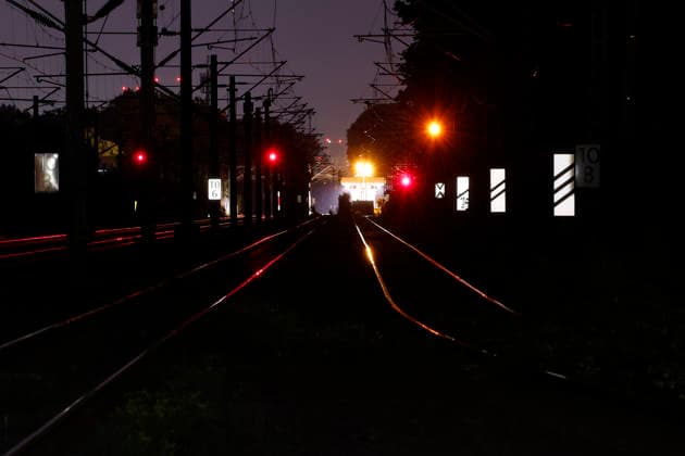 Eine leere Bahnhaltestelle (Köln Müngersdorf Technologiepark) leuchtet in der dunklen Nacht. Wegen massiver Probleme mit dem digitalen Funk hat die Deutsche Bahn den Zugverkehr bundesweit eingestellt. Vorläufig würden alle Züge an Bahnhöfen zurückgehalten. (Themenbild, Symbolbild) Köln, 24.06.2026 NRW Deutschland *** An empty train station at Cologne Müngersdorf Technology Park glows in the dark night. Due to major problems with the digital radio system, Deutsche Bahn has suspended train service nationwide. For the time being, all trains are being held at stations. Featured image, stock photo Copyright: xChristophxHardtx