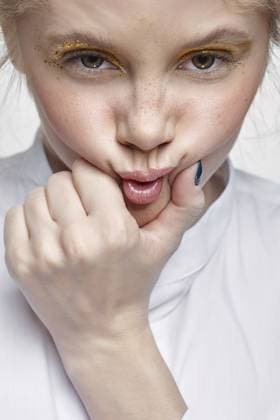 Emotionales Porträt einer jungen blonden Frau auf grauem Hintergrund. Das Weibchen drückt das Gesicht und den Mund mit der Hand zusammen Emotional portrait of a young blonde woman on gray background. Female squeezes face mouth by hand Copyright: imageBROKER SergxZastavkinxSerge ibxiqx18016469.jpg ,model released, Symbolfoto ,property released