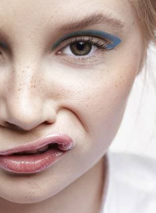 Emotionales Porträt einer jungen blonden Frau auf grauem Hintergrund. Frau mit Grimasse im Gesicht Emotional portrait of a young blonde woman on gray background. Female with grimace on face Copyright: imageBROKER SergxZastavkinxSerge ibxiqx18016471.jpg ,model released, Symbolfoto ,property released