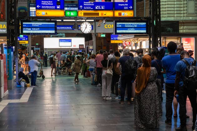 Bundesweite Störung legte Bahnverkehr zeitweise lahm Eine bundesweite Störung der Deutschen Bahn am gestrigen Dienstagabend, begann gegen 22:00 Uhr. Zu diesem Zeitpunkt veröffentlichte die Bahn die erste offizielle Störungsmeldung. Ausgelöst wurde der Stillstand durch eine flächendeckende IT- und Funkstörung des digitalen Bahnfunksystems (GSM-R),weshalb der gesamte Zugbetrieb aus Sicherheitsgründen eingestellt und Züge an den Bahnhöfen zurückgehalten werden mussten. Auch der S-Bahn-Verkehr war betroffen. Die akute Störung konnte glücklicherweise nach rund zweieinhalb Stunden behoben werden, sodass ab etwa 0:30 Uhr in der Nacht die ersten Züge wieder rollten. Frankfurt am Main Bahnhofsviertel Hessen Deutschland *** Nationwide O