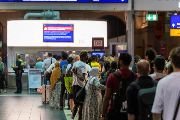 Bundesweite Störung legte Bahnverkehr zeitweise lahm Eine bundesweite Störung der Deutschen Bahn am gestrigen Dienstagabend, begann gegen 22:00 Uhr. Zu diesem Zeitpunkt veröffentlichte die Bahn die erste offizielle Störungsmeldung. Ausgelöst wurde der Stillstand durch eine flächendeckende IT- und Funkstörung des digitalen Bahnfunksystems (GSM-R),weshalb der gesamte Zugbetrieb aus Sicherheitsgründen eingestellt und Züge an den Bahnhöfen zurückgehalten werden mussten. Auch der S-Bahn-Verkehr war betroffen. Die akute Störung konnte glücklicherweise nach rund zweieinhalb Stunden behoben werden, sodass ab etwa 0:30 Uhr in der Nacht die ersten Züge wieder rollten. Frankfurt am Main Bahnhofsviertel Hessen Deutschland *** Nationwide O