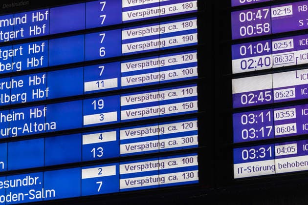 Bundesweite Störung legte Bahnverkehr zeitweise lahm Eine bundesweite Störung der Deutschen Bahn am gestrigen Dienstagabend, begann gegen 22:00 Uhr. Zu diesem Zeitpunkt veröffentlichte die Bahn die erste offizielle Störungsmeldung. Ausgelöst wurde der Stillstand durch eine flächendeckende IT- und Funkstörung des digitalen Bahnfunksystems (GSM-R),weshalb der gesamte Zugbetrieb aus Sicherheitsgründen eingestellt und Züge an den Bahnhöfen zurückgehalten werden mussten. Auch der S-Bahn-Verkehr war betroffen. Die akute Störung konnte glücklicherweise nach rund zweieinhalb Stunden behoben werden, sodass ab etwa 0:30 Uhr in der Nacht die ersten Züge wieder rollten. Frankfurt am Main Bahnhofsviertel Hessen Deutschland *** Nationwide O