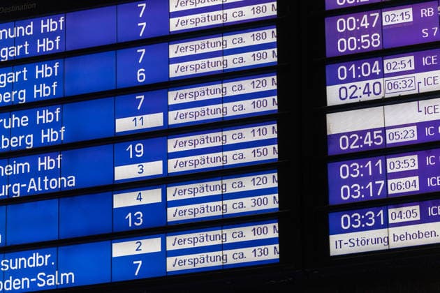 Bundesweite Störung legte Bahnverkehr zeitweise lahm Eine bundesweite Störung der Deutschen Bahn am gestrigen Dienstagabend, begann gegen 22:00 Uhr. Zu diesem Zeitpunkt veröffentlichte die Bahn die erste offizielle Störungsmeldung. Ausgelöst wurde der Stillstand durch eine flächendeckende IT- und Funkstörung des digitalen Bahnfunksystems (GSM-R),weshalb der gesamte Zugbetrieb aus Sicherheitsgründen eingestellt und Züge an den Bahnhöfen zurückgehalten werden mussten. Auch der S-Bahn-Verkehr war betroffen. Die akute Störung konnte glücklicherweise nach rund zweieinhalb Stunden behoben werden, sodass ab etwa 0:30 Uhr in der Nacht die ersten Züge wieder rollten. Frankfurt am Main Bahnhofsviertel Hessen Deutschland *** Nationwide O