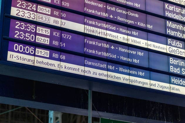 Bundesweite Störung legte Bahnverkehr zeitweise lahm Eine bundesweite Störung der Deutschen Bahn am gestrigen Dienstagabend, begann gegen 22:00 Uhr. Zu diesem Zeitpunkt veröffentlichte die Bahn die erste offizielle Störungsmeldung. Ausgelöst wurde der Stillstand durch eine flächendeckende IT- und Funkstörung des digitalen Bahnfunksystems (GSM-R),weshalb der gesamte Zugbetrieb aus Sicherheitsgründen eingestellt und Züge an den Bahnhöfen zurückgehalten werden mussten. Auch der S-Bahn-Verkehr war betroffen. Die akute Störung konnte glücklicherweise nach rund zweieinhalb Stunden behoben werden, sodass ab etwa 0:30 Uhr in der Nacht die ersten Züge wieder rollten. Frankfurt am Main Bahnhofsviertel Hessen Deutschland *** Nationwide O