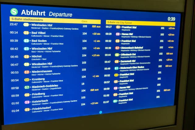 Bundesweite Störung legte Bahnverkehr zeitweise lahm Eine bundesweite Störung der Deutschen Bahn am gestrigen Dienstagabend, begann gegen 22:00 Uhr. Zu diesem Zeitpunkt veröffentlichte die Bahn die erste offizielle Störungsmeldung. Ausgelöst wurde der Stillstand durch eine flächendeckende IT- und Funkstörung des digitalen Bahnfunksystems (GSM-R),weshalb der gesamte Zugbetrieb aus Sicherheitsgründen eingestellt und Züge an den Bahnhöfen zurückgehalten werden mussten. Auch der S-Bahn-Verkehr war betroffen. Die akute Störung konnte glücklicherweise nach rund zweieinhalb Stunden behoben werden, sodass ab etwa 0:30 Uhr in der Nacht die ersten Züge wieder rollten. Frankfurt am Main Bahnhofsviertel Hessen Deutschland *** Nationwide O