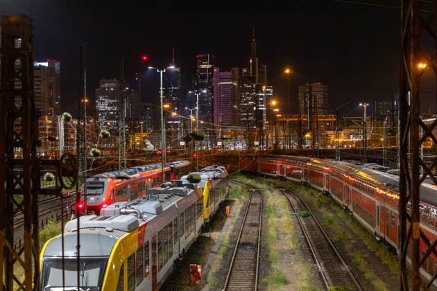 Bundesweite Störung legte Bahnverkehr zeitweise lahm Eine bundesweite Störung der Deutschen Bahn am gestrigen Dienstagabend, begann gegen 22:00 Uhr. Zu diesem Zeitpunkt veröffentlichte die Bahn die erste offizielle Störungsmeldung. Ausgelöst wurde der Stillstand durch eine flächendeckende IT- und Funkstörung des digitalen Bahnfunksystems (GSM-R),weshalb der gesamte Zugbetrieb aus Sicherheitsgründen eingestellt und Züge an den Bahnhöfen zurückgehalten werden mussten. Auch der S-Bahn-Verkehr war betroffen. Die akute Störung konnte glücklicherweise nach rund zweieinhalb Stunden behoben werden, sodass ab etwa 0:30 Uhr in der Nacht die ersten Züge wieder rollten. Frankfurt am Main Bahnhofsviertel Hessen Deutschland *** Nationwide O