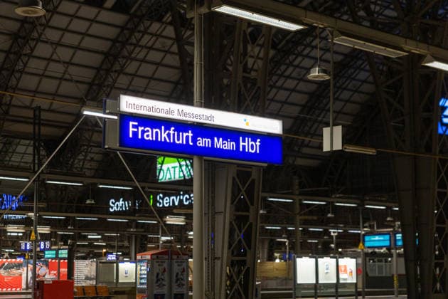 Bundesweite Störung legte Bahnverkehr zeitweise lahm Eine bundesweite Störung der Deutschen Bahn am gestrigen Dienstagabend, begann gegen 22:00 Uhr. Zu diesem Zeitpunkt veröffentlichte die Bahn die erste offizielle Störungsmeldung. Ausgelöst wurde der Stillstand durch eine flächendeckende IT- und Funkstörung des digitalen Bahnfunksystems (GSM-R),weshalb der gesamte Zugbetrieb aus Sicherheitsgründen eingestellt und Züge an den Bahnhöfen zurückgehalten werden mussten. Auch der S-Bahn-Verkehr war betroffen. Die akute Störung konnte glücklicherweise nach rund zweieinhalb Stunden behoben werden, sodass ab etwa 0:30 Uhr in der Nacht die ersten Züge wieder rollten. Frankfurt am Main Bahnhofsviertel Hessen Deutschland *** Nationwide O