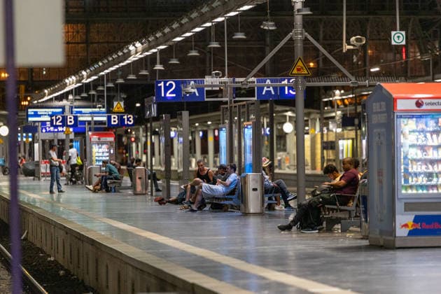 Bundesweite Störung legte Bahnverkehr zeitweise lahm Eine bundesweite Störung der Deutschen Bahn am gestrigen Dienstagabend, begann gegen 22:00 Uhr. Zu diesem Zeitpunkt veröffentlichte die Bahn die erste offizielle Störungsmeldung. Ausgelöst wurde der Stillstand durch eine flächendeckende IT- und Funkstörung des digitalen Bahnfunksystems (GSM-R),weshalb der gesamte Zugbetrieb aus Sicherheitsgründen eingestellt und Züge an den Bahnhöfen zurückgehalten werden mussten. Auch der S-Bahn-Verkehr war betroffen. Die akute Störung konnte glücklicherweise nach rund zweieinhalb Stunden behoben werden, sodass ab etwa 0:30 Uhr in der Nacht die ersten Züge wieder rollten. Frankfurt am Main Bahnhofsviertel Hessen Deutschland *** Nationwide O