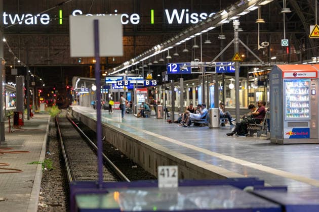 Bundesweite Störung legte Bahnverkehr zeitweise lahm Eine bundesweite Störung der Deutschen Bahn am gestrigen Dienstagabend, begann gegen 22:00 Uhr. Zu diesem Zeitpunkt veröffentlichte die Bahn die erste offizielle Störungsmeldung. Ausgelöst wurde der Stillstand durch eine flächendeckende IT- und Funkstörung des digitalen Bahnfunksystems (GSM-R),weshalb der gesamte Zugbetrieb aus Sicherheitsgründen eingestellt und Züge an den Bahnhöfen zurückgehalten werden mussten. Auch der S-Bahn-Verkehr war betroffen. Die akute Störung konnte glücklicherweise nach rund zweieinhalb Stunden behoben werden, sodass ab etwa 0:30 Uhr in der Nacht die ersten Züge wieder rollten. Frankfurt am Main Bahnhofsviertel Hessen Deutschland *** Nationwide O