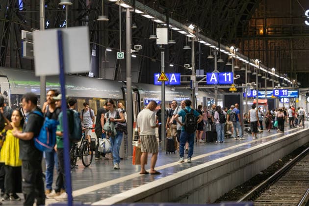 Bundesweite Störung legte Bahnverkehr zeitweise lahm Eine bundesweite Störung der Deutschen Bahn am gestrigen Dienstagabend, begann gegen 22:00 Uhr. Zu diesem Zeitpunkt veröffentlichte die Bahn die erste offizielle Störungsmeldung. Ausgelöst wurde der Stillstand durch eine flächendeckende IT- und Funkstörung des digitalen Bahnfunksystems (GSM-R),weshalb der gesamte Zugbetrieb aus Sicherheitsgründen eingestellt und Züge an den Bahnhöfen zurückgehalten werden mussten. Auch der S-Bahn-Verkehr war betroffen. Die akute Störung konnte glücklicherweise nach rund zweieinhalb Stunden behoben werden, sodass ab etwa 0:30 Uhr in der Nacht die ersten Züge wieder rollten. Frankfurt am Main Bahnhofsviertel Hessen Deutschland *** Nationwide O