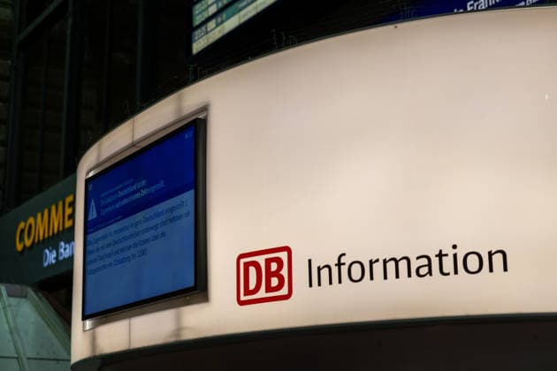 Bundesweite Störung legte Bahnverkehr zeitweise lahm Eine bundesweite Störung der Deutschen Bahn am gestrigen Dienstagabend, begann gegen 22:00 Uhr. Zu diesem Zeitpunkt veröffentlichte die Bahn die erste offizielle Störungsmeldung. Ausgelöst wurde der Stillstand durch eine flächendeckende IT- und Funkstörung des digitalen Bahnfunksystems (GSM-R),weshalb der gesamte Zugbetrieb aus Sicherheitsgründen eingestellt und Züge an den Bahnhöfen zurückgehalten werden mussten. Auch der S-Bahn-Verkehr war betroffen. Die akute Störung konnte glücklicherweise nach rund zweieinhalb Stunden behoben werden, sodass ab etwa 0:30 Uhr in der Nacht die ersten Züge wieder rollten. Frankfurt am Main Bahnhofsviertel Hessen Deutschland *** Nationwide O