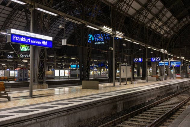 Bundesweite Störung legte Bahnverkehr zeitweise lahm Eine bundesweite Störung der Deutschen Bahn am gestrigen Dienstagabend, begann gegen 22:00 Uhr. Zu diesem Zeitpunkt veröffentlichte die Bahn die erste offizielle Störungsmeldung. Ausgelöst wurde der Stillstand durch eine flächendeckende IT- und Funkstörung des digitalen Bahnfunksystems (GSM-R),weshalb der gesamte Zugbetrieb aus Sicherheitsgründen eingestellt und Züge an den Bahnhöfen zurückgehalten werden mussten. Auch der S-Bahn-Verkehr war betroffen. Die akute Störung konnte glücklicherweise nach rund zweieinhalb Stunden behoben werden, sodass ab etwa 0:30 Uhr in der Nacht die ersten Züge wieder rollten. Frankfurt am Main Bahnhofsviertel Hessen Deutschland *** Nationwide O
