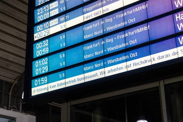 Bundesweite Störung legte Bahnverkehr zeitweise lahm Eine bundesweite Störung der Deutschen Bahn am gestrigen Dienstagabend, begann gegen 22:00 Uhr. Zu diesem Zeitpunkt veröffentlichte die Bahn die erste offizielle Störungsmeldung. Ausgelöst wurde der Stillstand durch eine flächendeckende IT- und Funkstörung des digitalen Bahnfunksystems (GSM-R), weshalb der gesamte Zugbetrieb aus Sicherheitsgründen eingestellt und Züge an den Bahnhöfen zurückgehalten werden mussten. Auch der S-Bahn-Verkehr war betroffen. Die akute Störung konnte glücklicherweise nach rund zweieinhalb Stunden behoben werden, sodass ab etwa 0:30 Uhr in der Nacht die ersten Züge wieder rollten. Mainz Rheinland-Pfalz Deutschland *** Nationwide Outage Temporarily