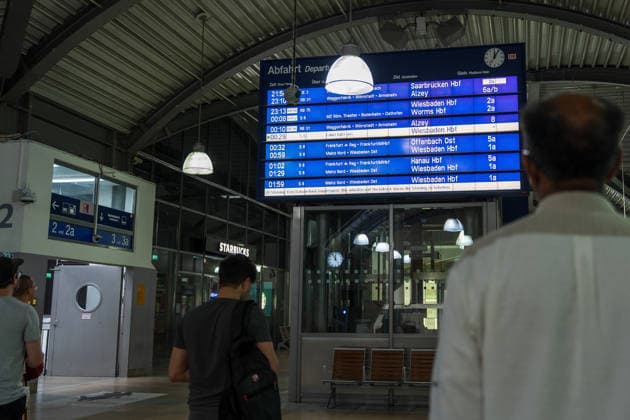 Bundesweite Störung legte Bahnverkehr zeitweise lahm Eine bundesweite Störung der Deutschen Bahn am gestrigen Dienstagabend, begann gegen 22:00 Uhr. Zu diesem Zeitpunkt veröffentlichte die Bahn die erste offizielle Störungsmeldung. Ausgelöst wurde der Stillstand durch eine flächendeckende IT- und Funkstörung des digitalen Bahnfunksystems (GSM-R), weshalb der gesamte Zugbetrieb aus Sicherheitsgründen eingestellt und Züge an den Bahnhöfen zurückgehalten werden mussten. Auch der S-Bahn-Verkehr war betroffen. Die akute Störung konnte glücklicherweise nach rund zweieinhalb Stunden behoben werden, sodass ab etwa 0:30 Uhr in der Nacht die ersten Züge wieder rollten. Mainz Rheinland-Pfalz Deutschland *** Nationwide Outage Temporarily