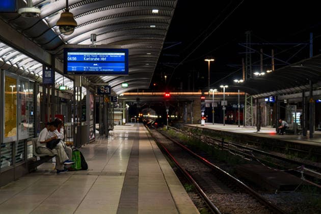 Bundesweite Störung legte Bahnverkehr zeitweise lahm Eine bundesweite Störung der Deutschen Bahn am gestrigen Dienstagabend, begann gegen 22:00 Uhr. Zu diesem Zeitpunkt veröffentlichte die Bahn die erste offizielle Störungsmeldung. Ausgelöst wurde der Stillstand durch eine flächendeckende IT- und Funkstörung des digitalen Bahnfunksystems (GSM-R), weshalb der gesamte Zugbetrieb aus Sicherheitsgründen eingestellt und Züge an den Bahnhöfen zurückgehalten werden mussten. Auch der S-Bahn-Verkehr war betroffen. Die akute Störung konnte glücklicherweise nach rund zweieinhalb Stunden behoben werden, sodass ab etwa 0:30 Uhr in der Nacht die ersten Züge wieder rollten. Mainz Rheinland-Pfalz Deutschland *** Nationwide Outage Temporarily