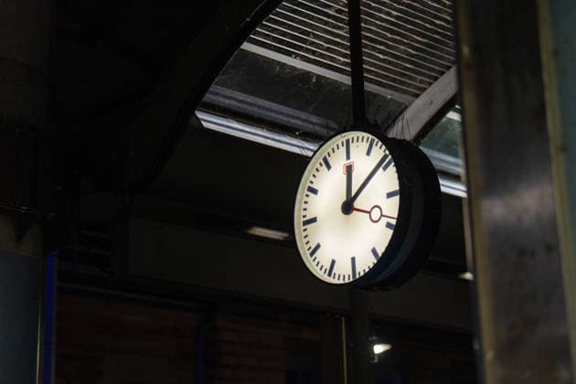Bundesweite Störung legte Bahnverkehr zeitweise lahm Eine bundesweite Störung der Deutschen Bahn am gestrigen Dienstagabend, begann gegen 22:00 Uhr. Zu diesem Zeitpunkt veröffentlichte die Bahn die erste offizielle Störungsmeldung. Ausgelöst wurde der Stillstand durch eine flächendeckende IT- und Funkstörung des digitalen Bahnfunksystems (GSM-R), weshalb der gesamte Zugbetrieb aus Sicherheitsgründen eingestellt und Züge an den Bahnhöfen zurückgehalten werden mussten. Auch der S-Bahn-Verkehr war betroffen. Die akute Störung konnte glücklicherweise nach rund zweieinhalb Stunden behoben werden, sodass ab etwa 0:30 Uhr in der Nacht die ersten Züge wieder rollten. Mainz Rheinland-Pfalz Deutschland *** Nationwide Outage Temporarily