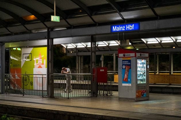 Bundesweite Störung legte Bahnverkehr zeitweise lahm Eine bundesweite Störung der Deutschen Bahn am gestrigen Dienstagabend, begann gegen 22:00 Uhr. Zu diesem Zeitpunkt veröffentlichte die Bahn die erste offizielle Störungsmeldung. Ausgelöst wurde der Stillstand durch eine flächendeckende IT- und Funkstörung des digitalen Bahnfunksystems (GSM-R), weshalb der gesamte Zugbetrieb aus Sicherheitsgründen eingestellt und Züge an den Bahnhöfen zurückgehalten werden mussten. Auch der S-Bahn-Verkehr war betroffen. Die akute Störung konnte glücklicherweise nach rund zweieinhalb Stunden behoben werden, sodass ab etwa 0:30 Uhr in der Nacht die ersten Züge wieder rollten. Mainz Rheinland-Pfalz Deutschland *** Nationwide Outage Temporarily