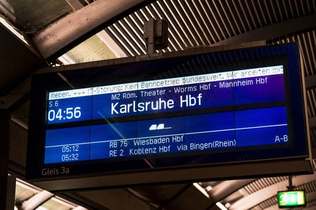 Bundesweite Störung legte Bahnverkehr zeitweise lahm Eine bundesweite Störung der Deutschen Bahn am gestrigen Dienstagabend, begann gegen 22:00 Uhr. Zu diesem Zeitpunkt veröffentlichte die Bahn die erste offizielle Störungsmeldung. Ausgelöst wurde der Stillstand durch eine flächendeckende IT- und Funkstörung des digitalen Bahnfunksystems (GSM-R), weshalb der gesamte Zugbetrieb aus Sicherheitsgründen eingestellt und Züge an den Bahnhöfen zurückgehalten werden mussten. Auch der S-Bahn-Verkehr war betroffen. Die akute Störung konnte glücklicherweise nach rund zweieinhalb Stunden behoben werden, sodass ab etwa 0:30 Uhr in der Nacht die ersten Züge wieder rollten. Mainz Rheinland-Pfalz Deutschland *** Nationwide Outage Temporarily