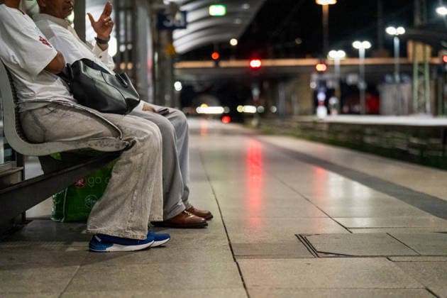 Bundesweite Störung legte Bahnverkehr zeitweise lahm Eine bundesweite Störung der Deutschen Bahn am gestrigen Dienstagabend, begann gegen 22:00 Uhr. Zu diesem Zeitpunkt veröffentlichte die Bahn die erste offizielle Störungsmeldung. Ausgelöst wurde der Stillstand durch eine flächendeckende IT- und Funkstörung des digitalen Bahnfunksystems (GSM-R), weshalb der gesamte Zugbetrieb aus Sicherheitsgründen eingestellt und Züge an den Bahnhöfen zurückgehalten werden mussten. Auch der S-Bahn-Verkehr war betroffen. Die akute Störung konnte glücklicherweise nach rund zweieinhalb Stunden behoben werden, sodass ab etwa 0:30 Uhr in der Nacht die ersten Züge wieder rollten. Mainz Rheinland-Pfalz Deutschland *** Nationwide Outage Temporarily
