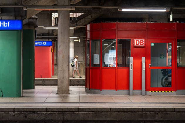 Bundesweite Störung legte Bahnverkehr zeitweise lahm Eine bundesweite Störung der Deutschen Bahn am gestrigen Dienstagabend, begann gegen 22:00 Uhr. Zu diesem Zeitpunkt veröffentlichte die Bahn die erste offizielle Störungsmeldung. Ausgelöst wurde der Stillstand durch eine flächendeckende IT- und Funkstörung des digitalen Bahnfunksystems (GSM-R), weshalb der gesamte Zugbetrieb aus Sicherheitsgründen eingestellt und Züge an den Bahnhöfen zurückgehalten werden mussten. Auch der S-Bahn-Verkehr war betroffen. Die akute Störung konnte glücklicherweise nach rund zweieinhalb Stunden behoben werden, sodass ab etwa 0:30 Uhr in der Nacht die ersten Züge wieder rollten. Mainz Rheinland-Pfalz Deutschland *** Nationwide Outage Temporarily