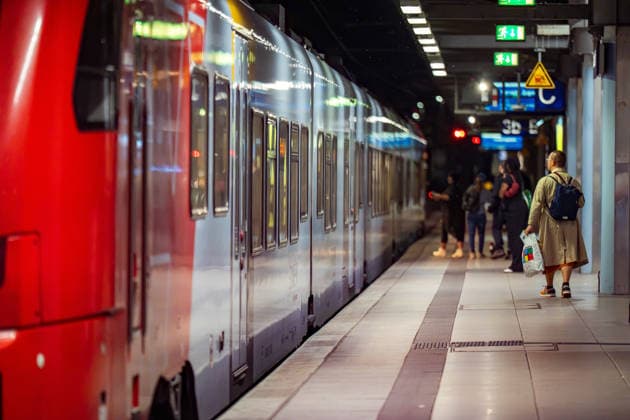 Bundesweite Störung legte Bahnverkehr zeitweise lahm Eine bundesweite Störung der Deutschen Bahn am gestrigen Dienstagabend, begann gegen 22:00 Uhr. Zu diesem Zeitpunkt veröffentlichte die Bahn die erste offizielle Störungsmeldung. Ausgelöst wurde der Stillstand durch eine flächendeckende IT- und Funkstörung des digitalen Bahnfunksystems (GSM-R), weshalb der gesamte Zugbetrieb aus Sicherheitsgründen eingestellt und Züge an den Bahnhöfen zurückgehalten werden mussten. Auch der S-Bahn-Verkehr war betroffen. Die akute Störung konnte glücklicherweise nach rund zweieinhalb Stunden behoben werden, sodass ab etwa 0:30 Uhr in der Nacht die ersten Züge wieder rollten. Mainz Rheinland-Pfalz Deutschland *** Nationwide Outage Temporarily