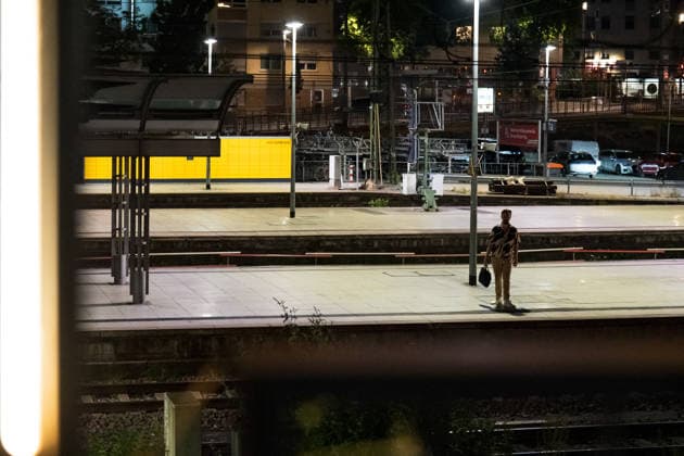 Bundesweite Störung legte Bahnverkehr zeitweise lahm Eine bundesweite Störung der Deutschen Bahn am gestrigen Dienstagabend, begann gegen 22:00 Uhr. Zu diesem Zeitpunkt veröffentlichte die Bahn die erste offizielle Störungsmeldung. Ausgelöst wurde der Stillstand durch eine flächendeckende IT- und Funkstörung des digitalen Bahnfunksystems (GSM-R), weshalb der gesamte Zugbetrieb aus Sicherheitsgründen eingestellt und Züge an den Bahnhöfen zurückgehalten werden mussten. Auch der S-Bahn-Verkehr war betroffen. Die akute Störung konnte glücklicherweise nach rund zweieinhalb Stunden behoben werden, sodass ab etwa 0:30 Uhr in der Nacht die ersten Züge wieder rollten. Mainz Rheinland-Pfalz Deutschland *** Nationwide Outage Temporarily