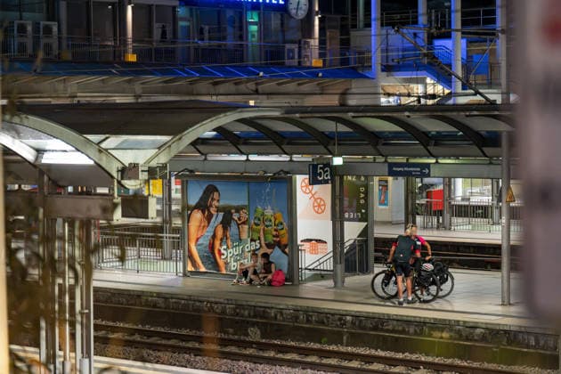 Bundesweite Störung legte Bahnverkehr zeitweise lahm Eine bundesweite Störung der Deutschen Bahn am gestrigen Dienstagabend, begann gegen 22:00 Uhr. Zu diesem Zeitpunkt veröffentlichte die Bahn die erste offizielle Störungsmeldung. Ausgelöst wurde der Stillstand durch eine flächendeckende IT- und Funkstörung des digitalen Bahnfunksystems (GSM-R), weshalb der gesamte Zugbetrieb aus Sicherheitsgründen eingestellt und Züge an den Bahnhöfen zurückgehalten werden mussten. Auch der S-Bahn-Verkehr war betroffen. Die akute Störung konnte glücklicherweise nach rund zweieinhalb Stunden behoben werden, sodass ab etwa 0:30 Uhr in der Nacht die ersten Züge wieder rollten. Mainz Rheinland-Pfalz Deutschland *** Nationwide Outage Temporarily