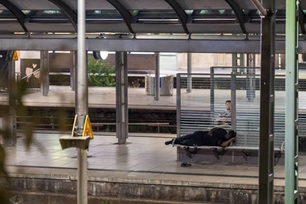 Bundesweite Störung legte Bahnverkehr zeitweise lahm Eine bundesweite Störung der Deutschen Bahn am gestrigen Dienstagabend, begann gegen 22:00 Uhr. Zu diesem Zeitpunkt veröffentlichte die Bahn die erste offizielle Störungsmeldung. Ausgelöst wurde der Stillstand durch eine flächendeckende IT- und Funkstörung des digitalen Bahnfunksystems (GSM-R), weshalb der gesamte Zugbetrieb aus Sicherheitsgründen eingestellt und Züge an den Bahnhöfen zurückgehalten werden mussten. Auch der S-Bahn-Verkehr war betroffen. Die akute Störung konnte glücklicherweise nach rund zweieinhalb Stunden behoben werden, sodass ab etwa 0:30 Uhr in der Nacht die ersten Züge wieder rollten. Mainz Rheinland-Pfalz Deutschland *** Nationwide Outage Temporarily