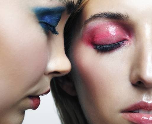 Zwei junge Frauen mit blauem und rosafarbenem Smoky Eyes Make up und glänzender Glitzerhaut. Nahaufnahme von blonden und brünetten Mädchen. Konzept der weiblichen Freundschaft Two young women with blue and pink smoky eues makeup and glossy glitter skin. Closeup shot of blonde and brunette girls. Female friendship concept Copyright: imageBROKER SergxZastavkinxSerge ibxiqx18016734.jpg ,model released, Symbolfoto ,property released