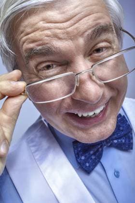 Nahaufnahmeporträt eines lustig lächelnden, fröhlichen leitenden Geschäftsmannes. Erwachsener Mann mittleren Alters mit Brille in den Händen posiert auf grauem Hintergrund Close up portrait of funny smiling cheerful senior businessman clerk. Adult middle-aged man with glasses in hands posing on gray background Copyright: imageBROKER SergxZastavkinxSerge ibxiqx18017616.jpg ,model released, Symbolfoto ,property released