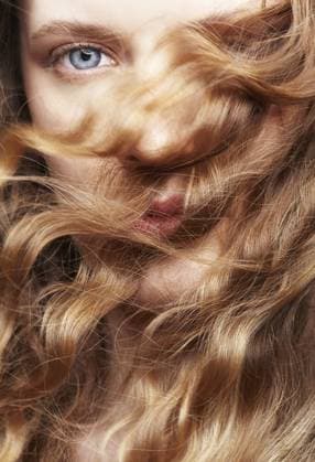 Porträt einer jungen kaukasischen Frau mit gewelltem Haar im Gesicht. Langes goldenes lockiges Haar für Mädchen Portrait of a young caucasian woman with wavy hair on face. Girl long golden curly hair Copyright: imageBROKER SergxZastavkinxSerge ibxiqx18017728.jpg ,model released, Symbolfoto ,property released