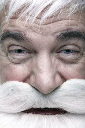 Nahaufnahme des Gesichts eines Weihnachtsmanns. Weißhaariger älterer Mann mit weißem Bart und Schnurrbart blickt in die Kamera Close-up of the face of a Santa Claus. White-haired elderly man with white beard and moustache looking in camera Copyright: imageBROKER SergxZastavkinxSerge ibxiqx18018030.jpg ,model released, Symbolfoto ,property released