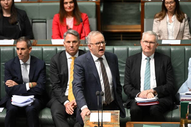 QUESTION TIME, Australian Prime Minister Anthony Albanese speaks to Independent member for Fowler Dai Le during Question Time in the House of Representatives at Parliament House in Canberra, Wednesday, June 24, 2026. ( NO ARCHIVING CANBERRA AUSTRALIAN CAPITAL TERRITORY AUSTRALIA  Copyright: xLUKASxCOCHx 20260624136642346524