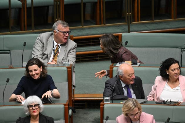 QUESTION TIME, One Nation member for Farrer David Farley speaks to Independent member for Fowler Dai Le during Question Time in the House of Representatives at Parliament House in Canberra, Wednesday, June 24, 2026. ( NO ARCHIVING CANBERRA AUSTRALIAN CAPITAL TERRITORY AUSTRALIA  Copyright: xLUKASxCOCHx 20260624178444240460