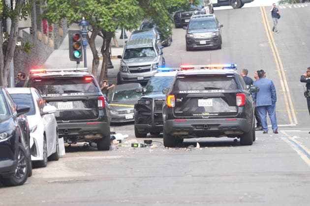 Officer shooting in San Diego, US - 23 Jun 2026 Police officers investigate at the scene after the shooting. San Diego police officers and firefighters respond to the Cedar Gateway apartment complex at Sixth Avenue and Cedar Street in the Cortez Hill neighborhood of downtown San Diego on Tuesday, June 23, 2026. Authorities said officers fatally shot a barricaded man after he allegedly threatened to kill his mother, threw household items from a fourth-floor apartment, and started a fire inside the unit. Residents were evacuated from the building as firefighters extinguished the blaze and investigators secured the scene. San Diego United States Copyright: xMichaelxHoxWaixLeex xSOPAxImagesx Michael Ho_5932