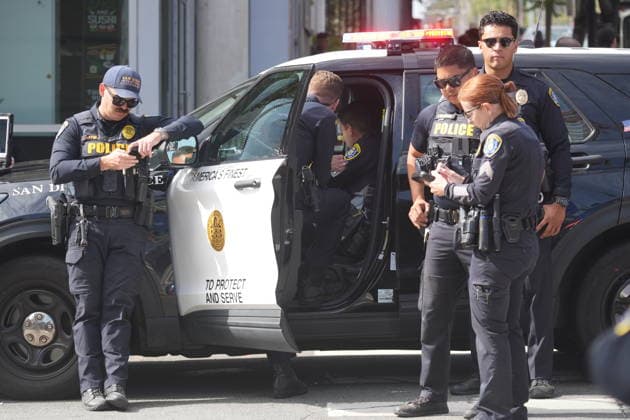 Officer shooting in San Diego, US - 23 Jun 2026 Police officers investigate at the scene after the shooting. San Diego police officers and firefighters respond to the Cedar Gateway apartment complex at Sixth Avenue and Cedar Street in the Cortez Hill neighborhood of downtown San Diego on Tuesday, June 23, 2026. Authorities said officers fatally shot a barricaded man after he allegedly threatened to kill his mother, threw household items from a fourth-floor apartment, and started a fire inside the unit. Residents were evacuated from the building as firefighters extinguished the blaze and investigators secured the scene. San Diego United States Copyright: xMichaelxHoxWaixLeex xSOPAxImagesx Michael Ho_5933